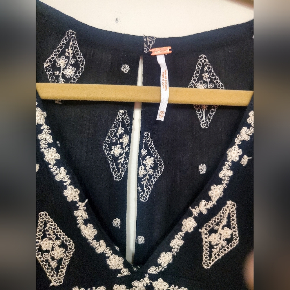Free People Boho Embroidered BK/WH Tunic Top sz XS. - Picture 3 of 7